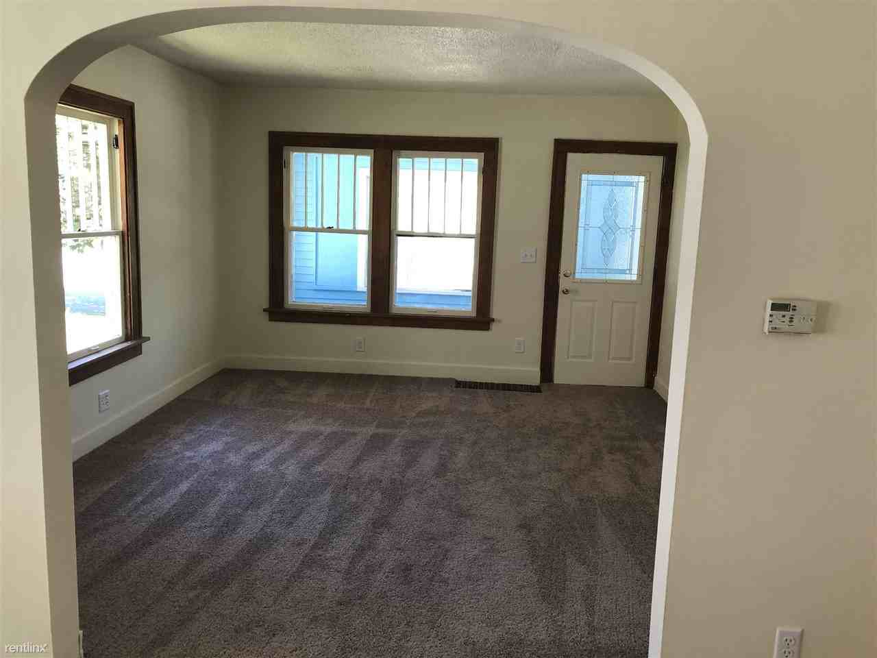 225 W Maple St - Photo 2 of 15