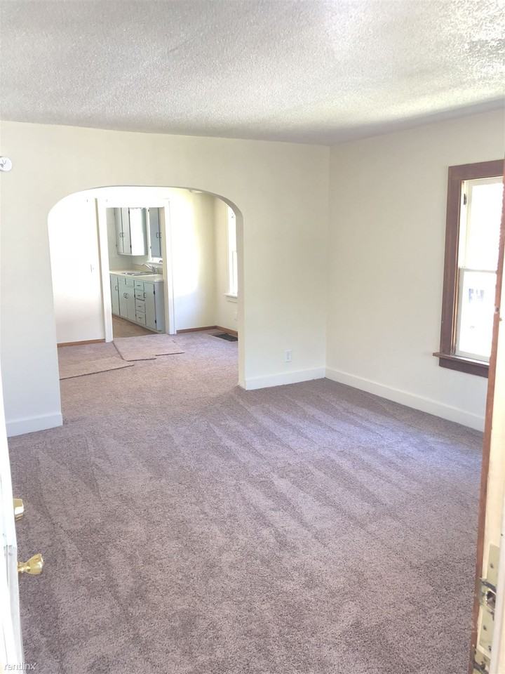 225 W Maple St - Photo 3 of 15