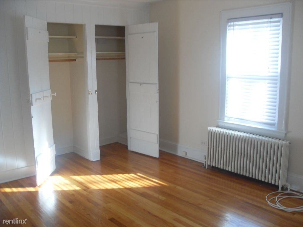 1404 Stoneybrook Ave - Photo 2 of 4