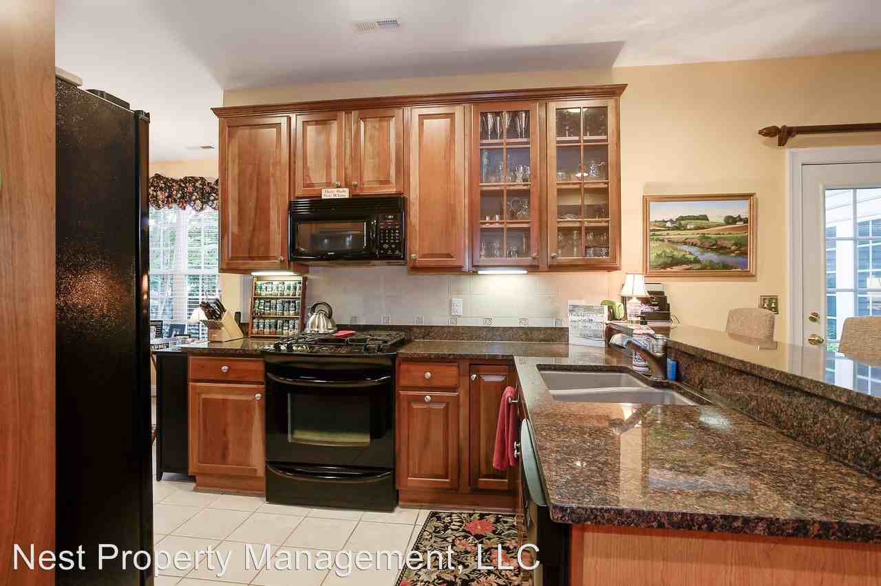 1328 Courtyard Dr - Photo 3 of 28