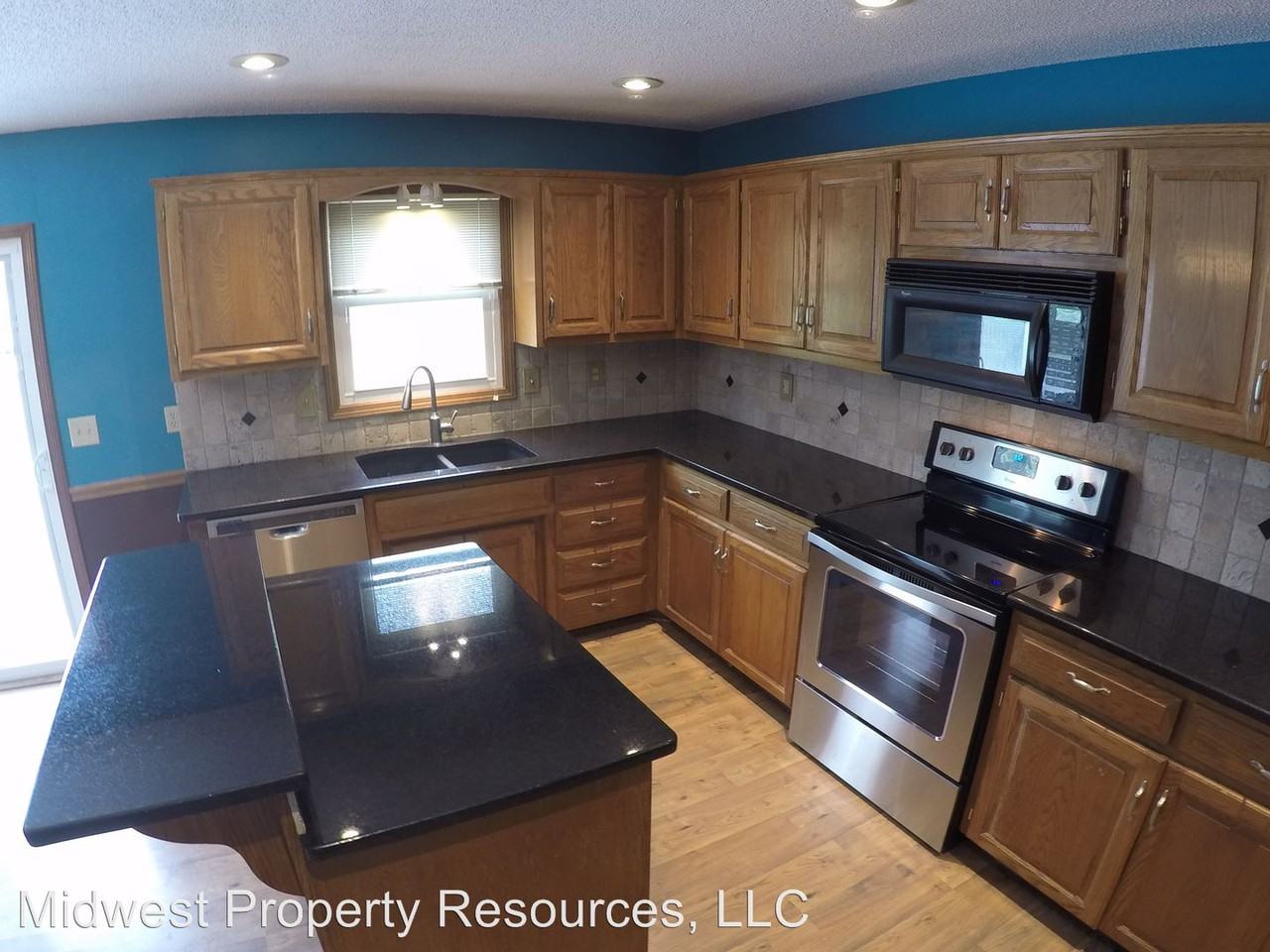 805 NE Hunter's Rd - Photo 3 of 21