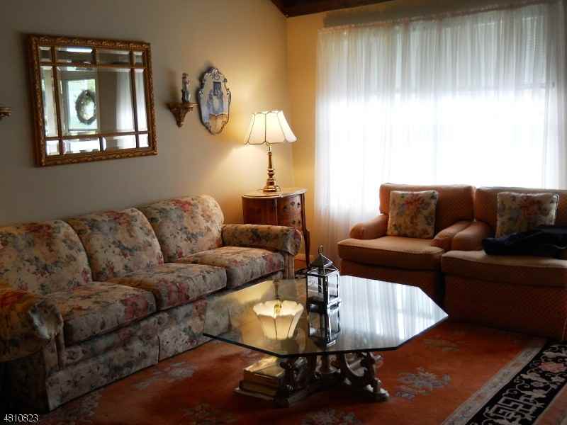 25-3 Tamaron Dr - Photo 3 of 18