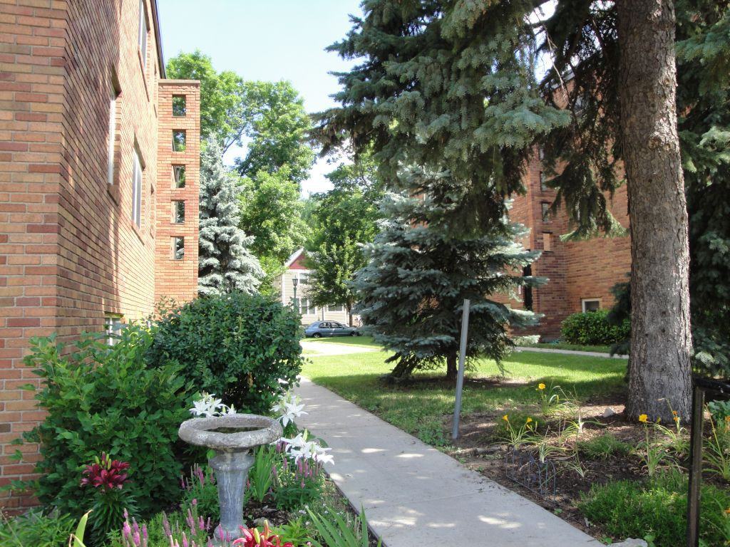 2046 Iglehart Avenue - Photo 2 of 3