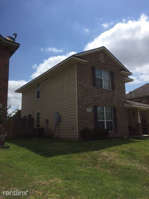 2923 McLaren Dr - Photo 2 of 9