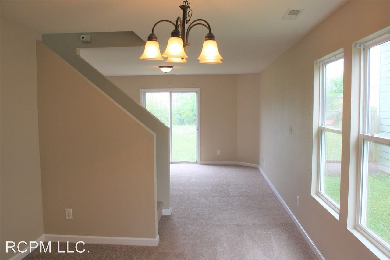 213 Farmington Dr - Photo 2 of 12