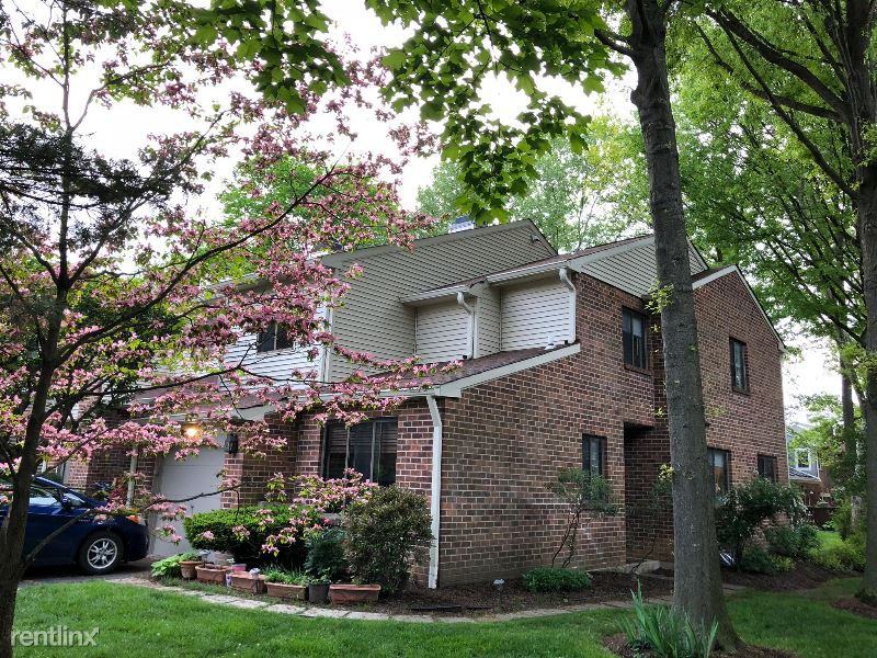 504 Hanover Ct - Photo 3 of 21