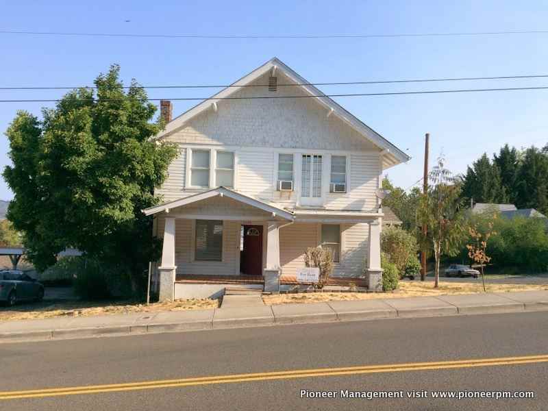 1332 SE Douglas Ave, Roseburg, OR 97470 3 Bedroom Apartment for Rent