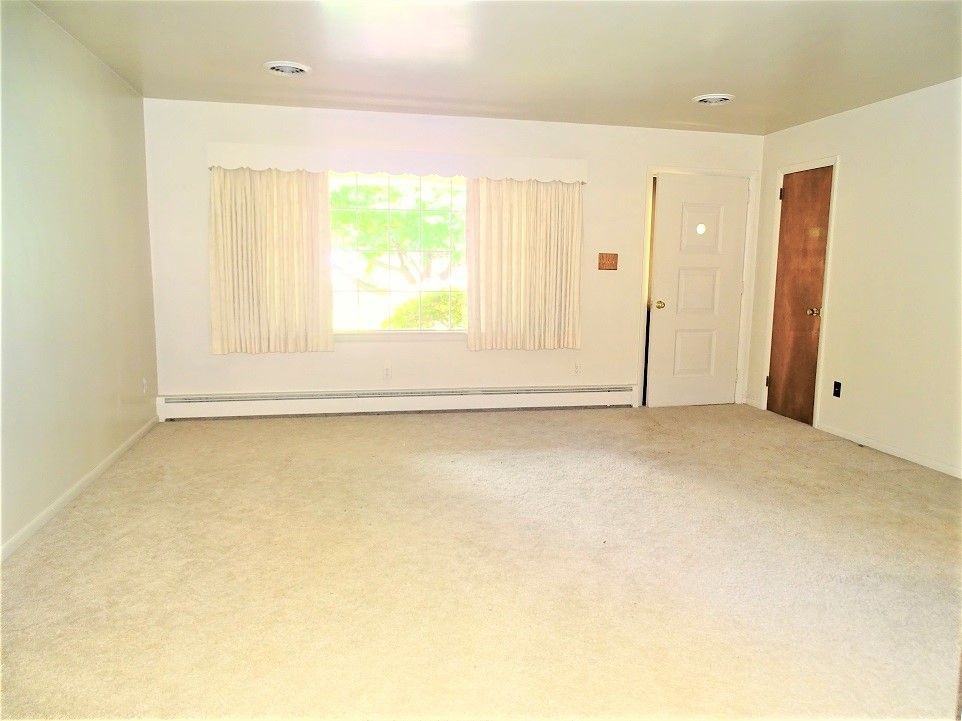 821 School Ln - Photo 3 of 21