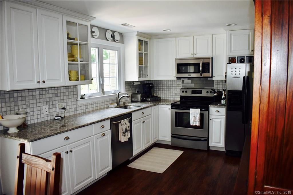 48 Bassick Rd - Photo 2 of 14