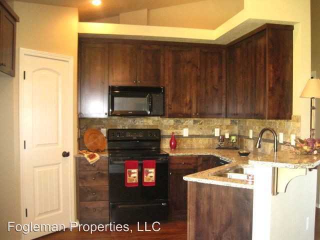 1730 NE Cinder Loop - Photo 3 of 10