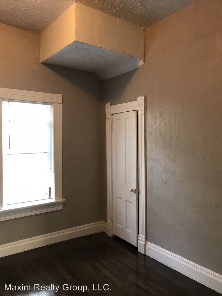 4742 S 18th St - Photo 3 of 8