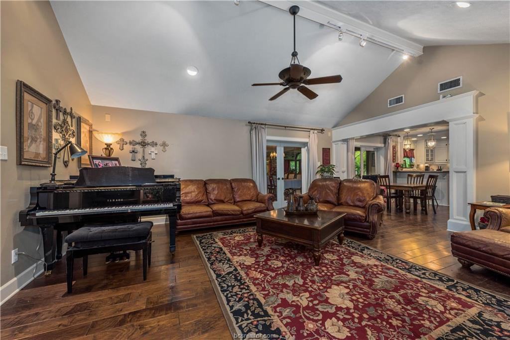 1805 Southwood Dr - Photo 3 of 25