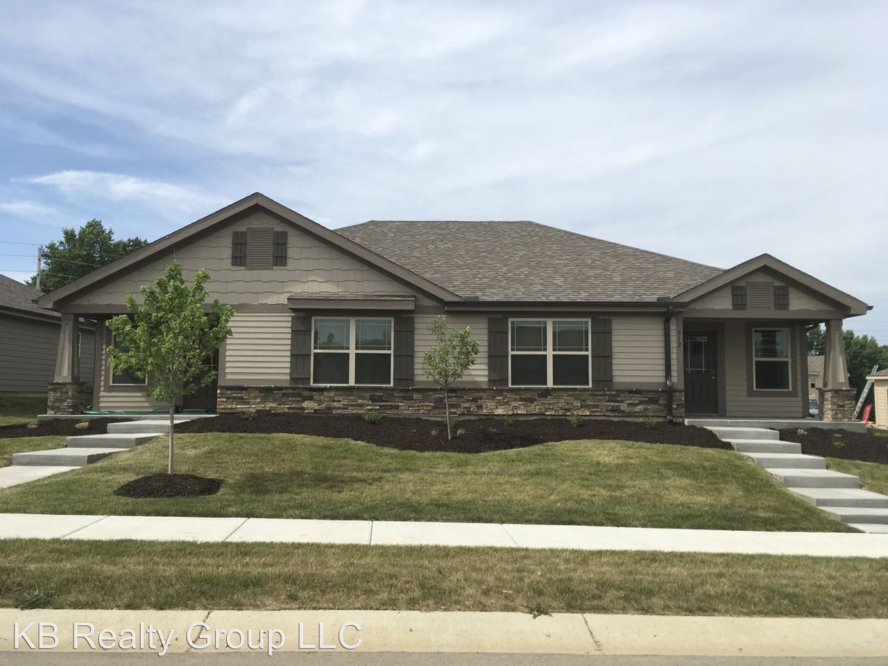 512 512 Maple Dr - Photo 2 of 16