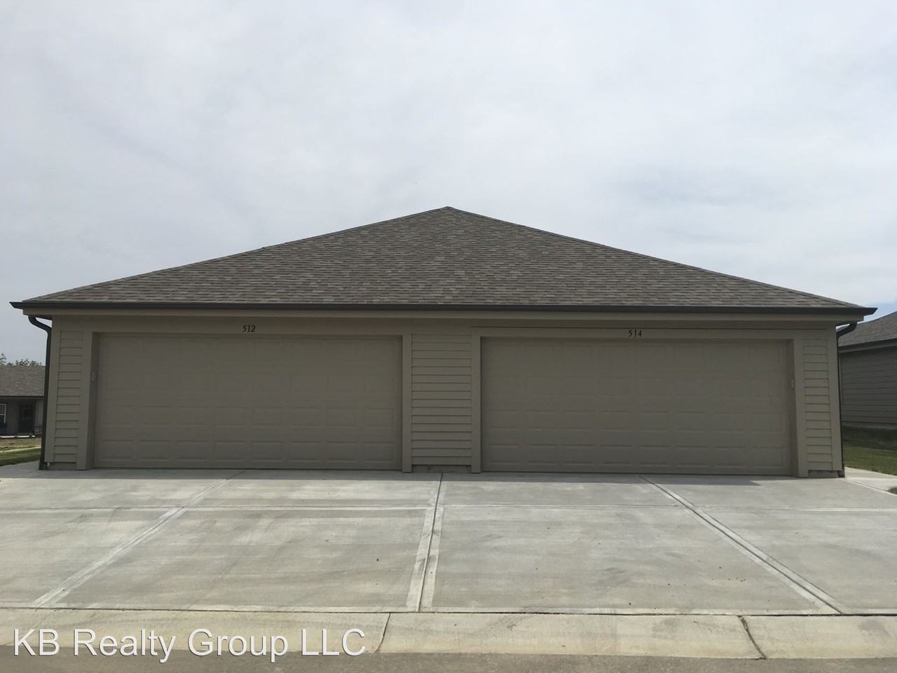 512 512 Maple Dr - Photo 3 of 16