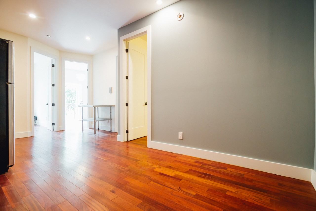 Wilson Ave & Hart St