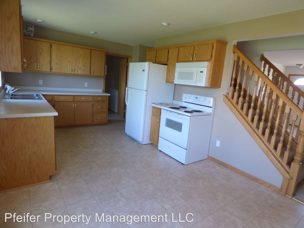 560 6th St NW - Photo 3 of 9