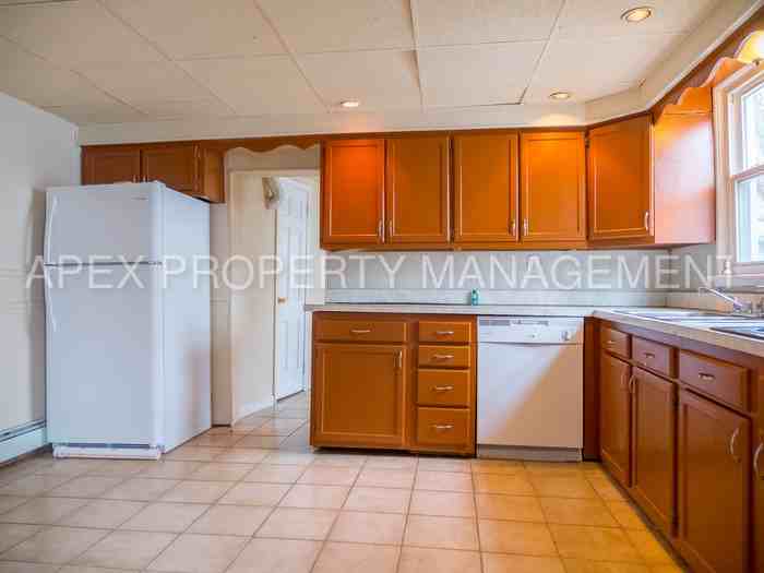 825 W 2nd St - Photo 3 of 8