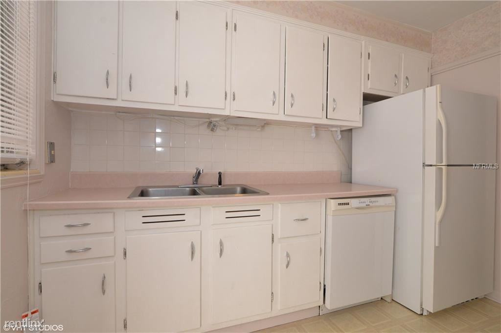 831 Winthrop Pl - Photo 3 of 11