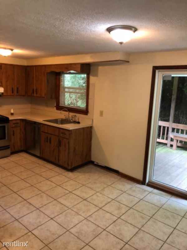 467 Swank St - Photo 3 of 13