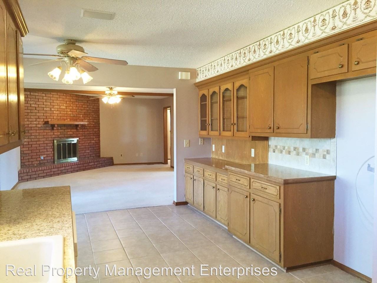 5721 NW 87th St - Photo 3 of 20