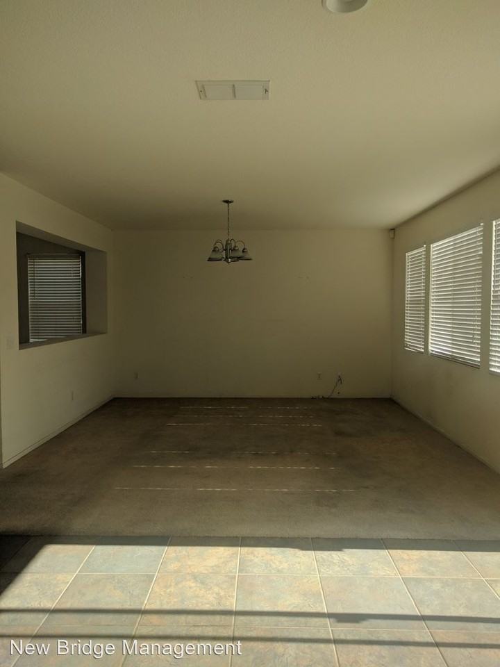 643 Skimmer Dr - Photo 2 of 14