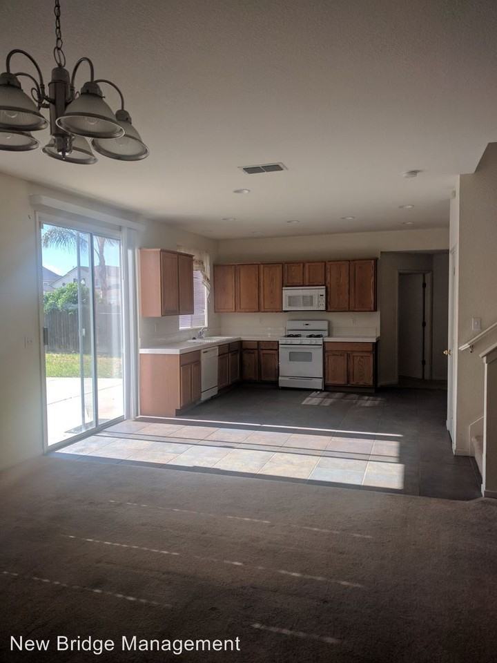 643 Skimmer Dr - Photo 3 of 14