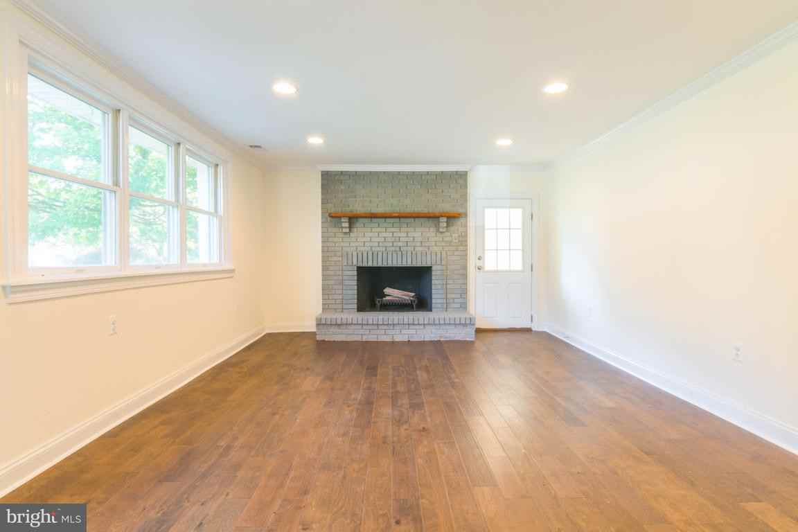 718 Broadmoor Dr - Photo 2 of 21