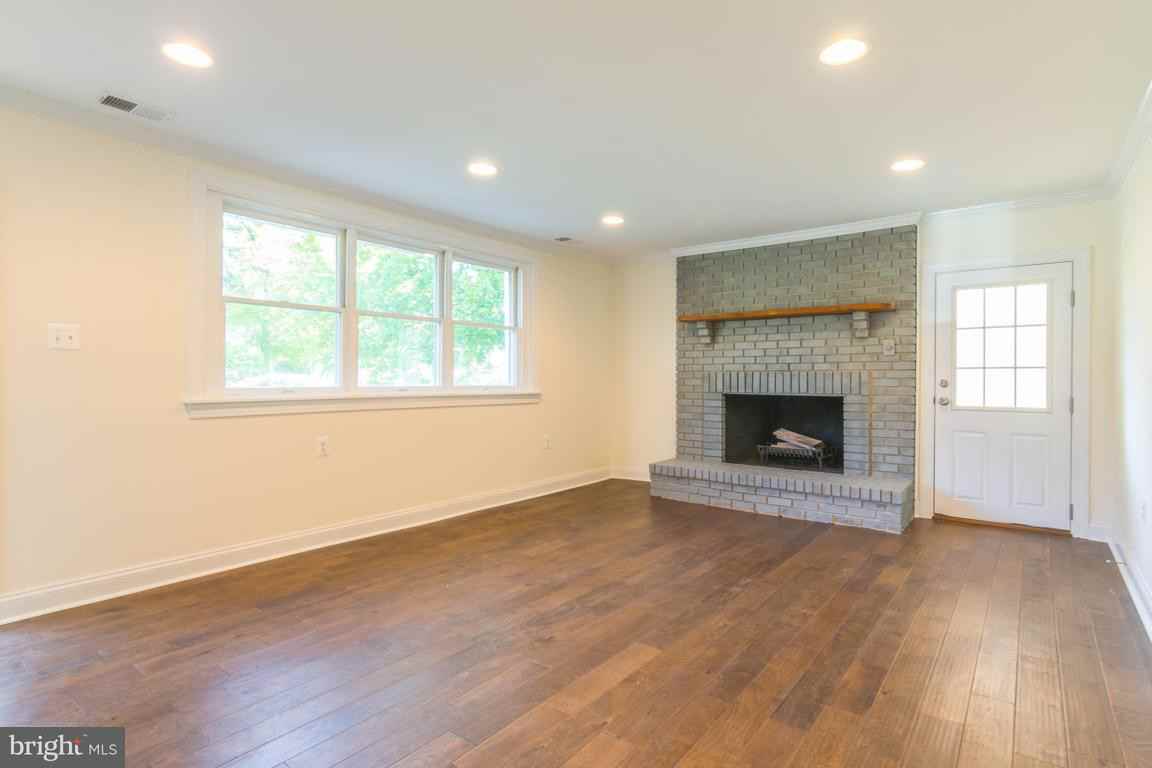 718 Broadmoor Dr - Photo 3 of 21