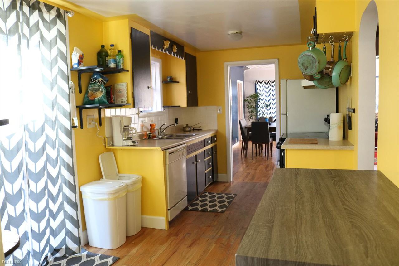 326 Wood St - Photo 3 of 9