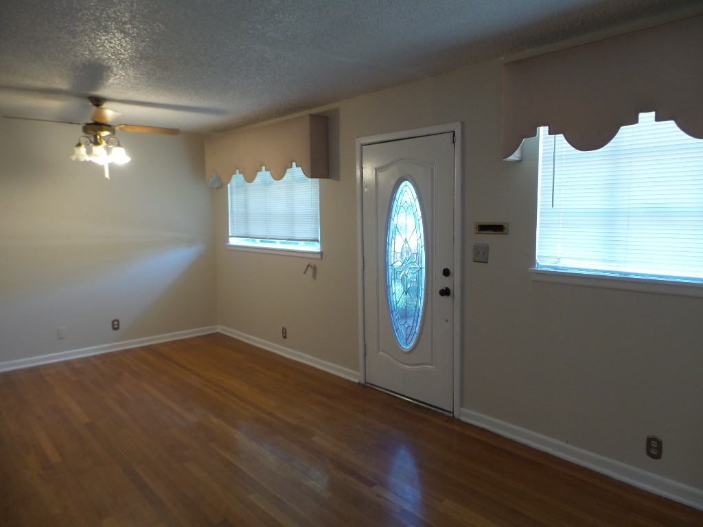 413 Paradise St - Photo 2 of 17