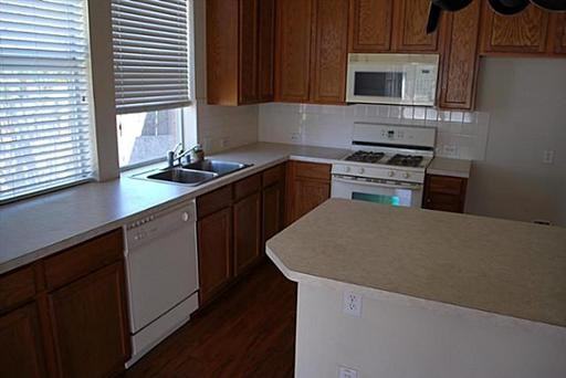 8102 Freeman Dr - Photo 3 of 6