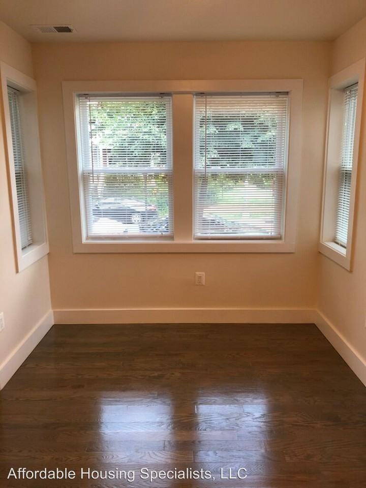 900 5th ST NE - Photo 2 of 9