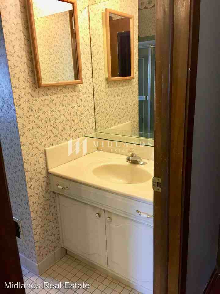 8210 Wildewood Dr - Photo 3 of 9