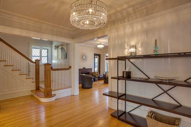 740 W Hutchinson St - Photo 2 of 40