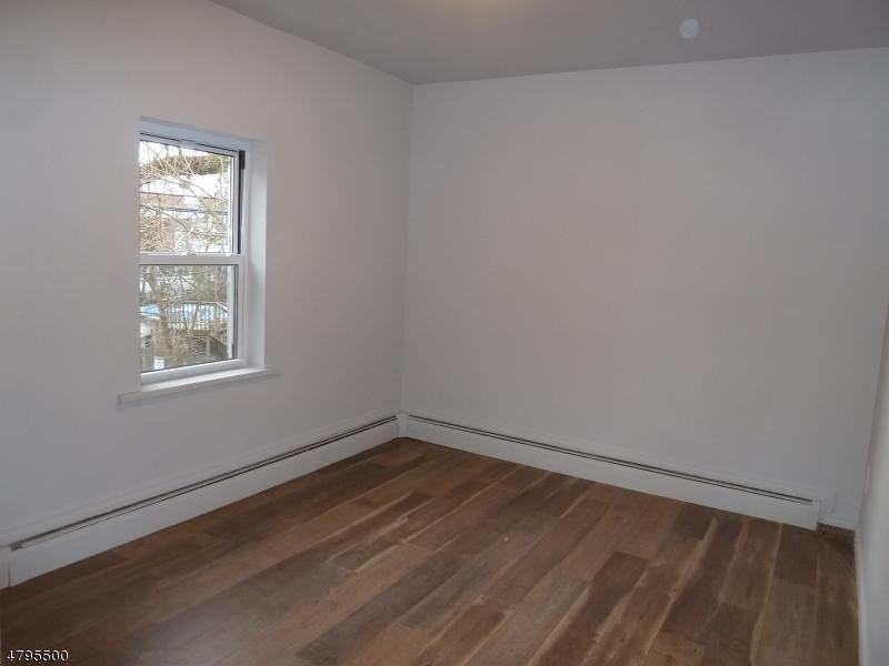 105 Valentine St - Photo 2 of 11