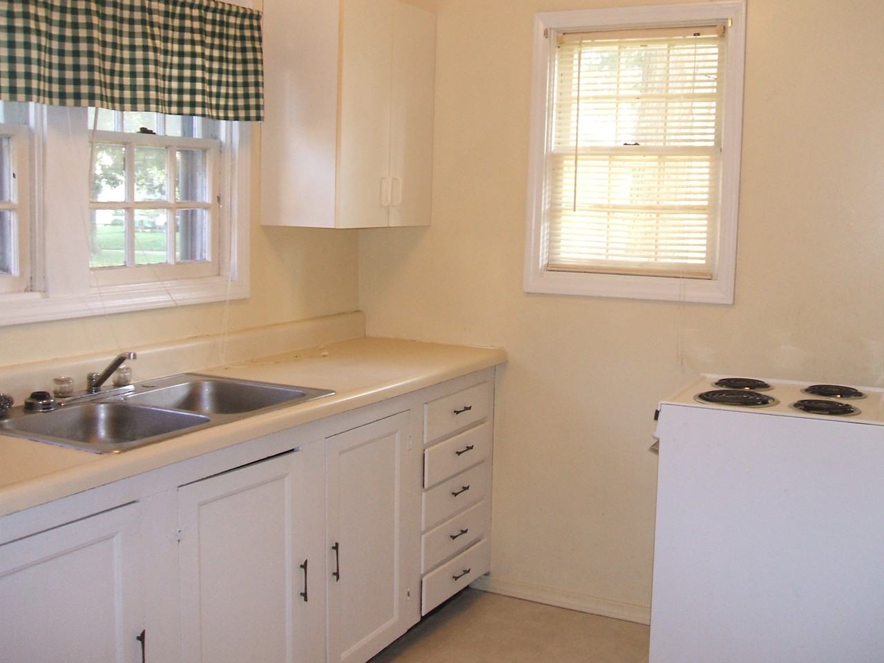 1153 W King St - Photo 3 of 7