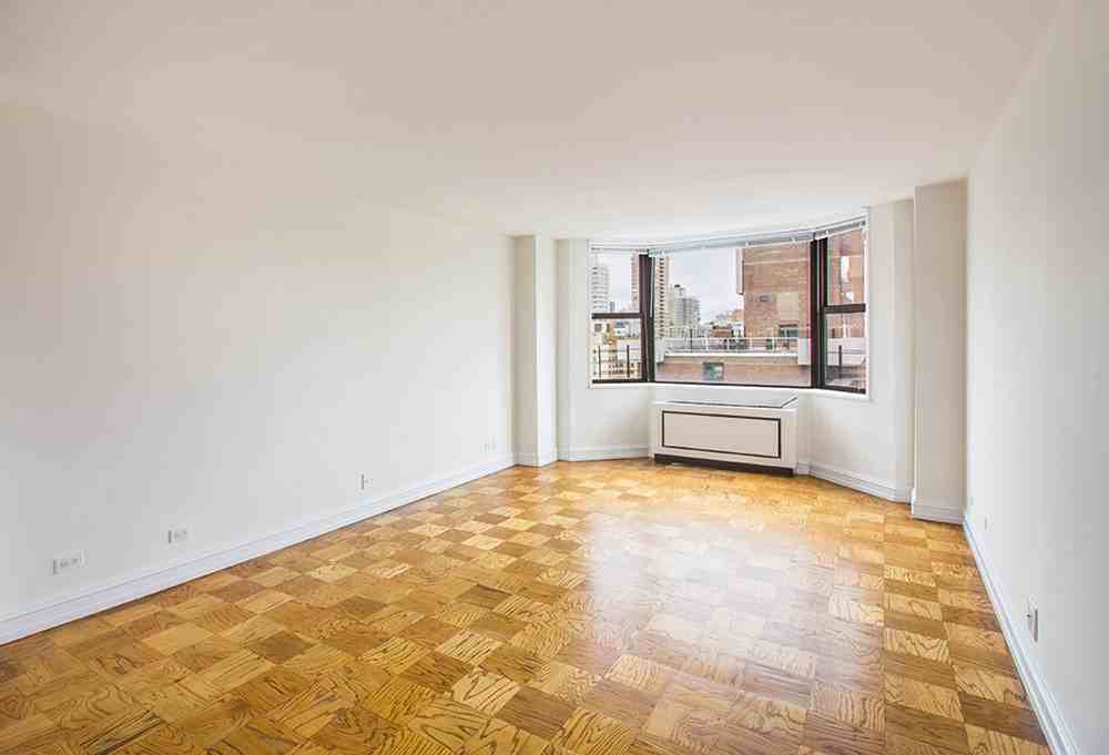 400 E 71st St - Photo 3 of 36