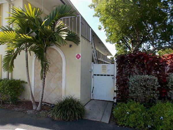 305 NE 16TH ST - Photo 3 of 17