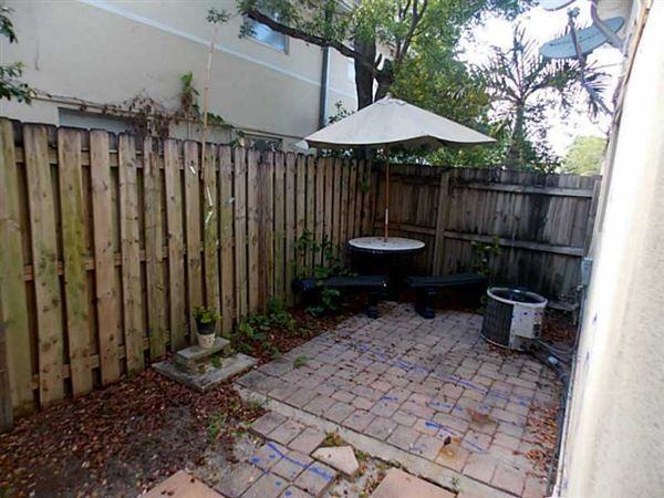 305 NE 16TH ST - Photo 2 of 17