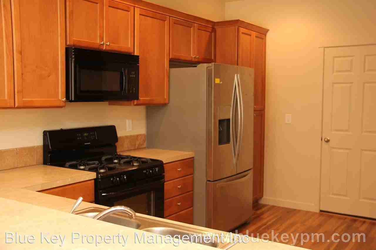 5917 NE 48th St - Photo 3 of 18