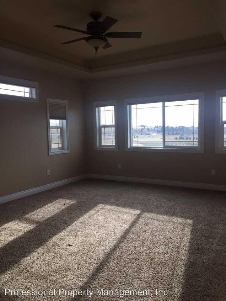 551 Xcalibur Ct - Photo 2 of 23