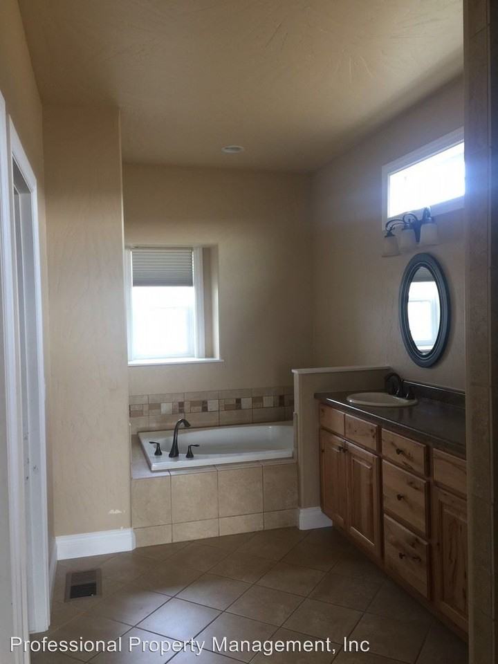 551 Xcalibur Ct - Photo 3 of 23