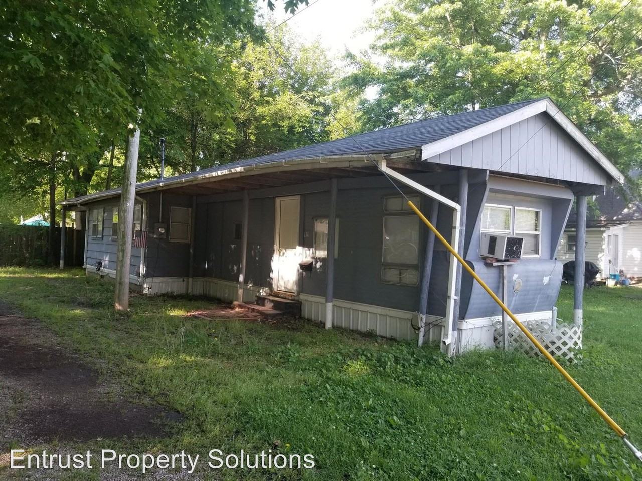 111 E Division St - Photo 2 of 9