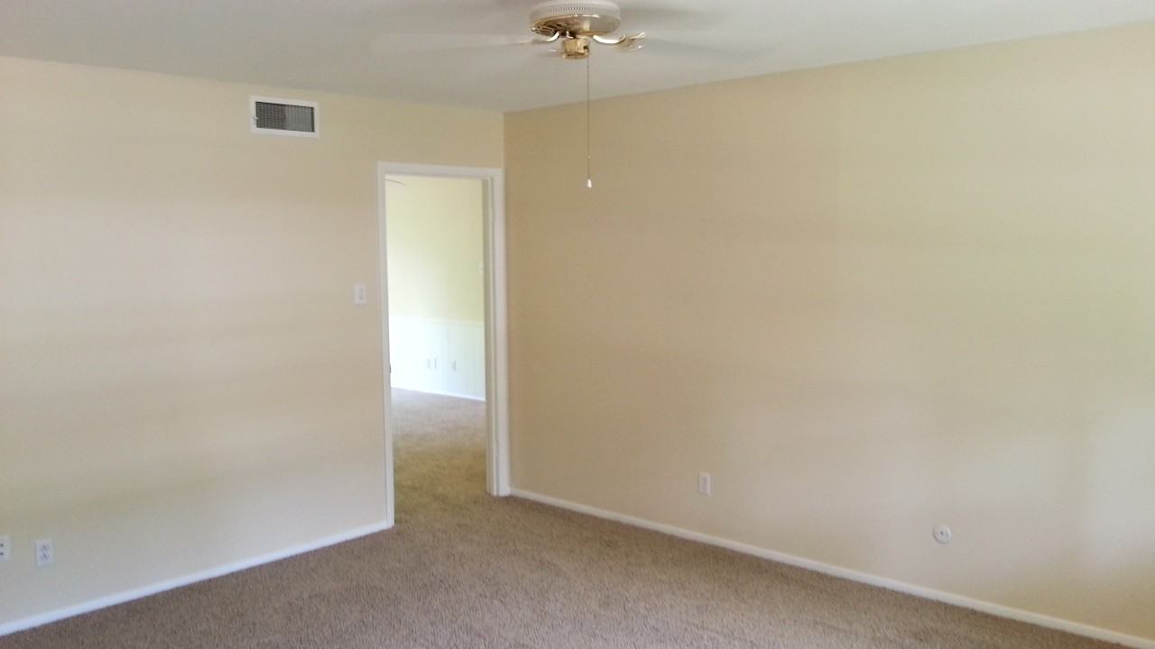 1313 Belaire Dr - Photo 2 of 9