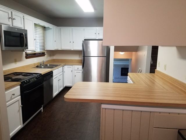 1809 Stratford Dr - Photo 3 of 9
