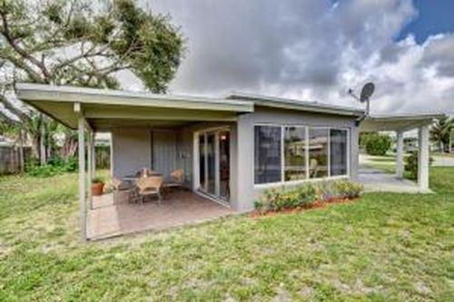 2398 NE 4th Ave - Photo 2 of 8