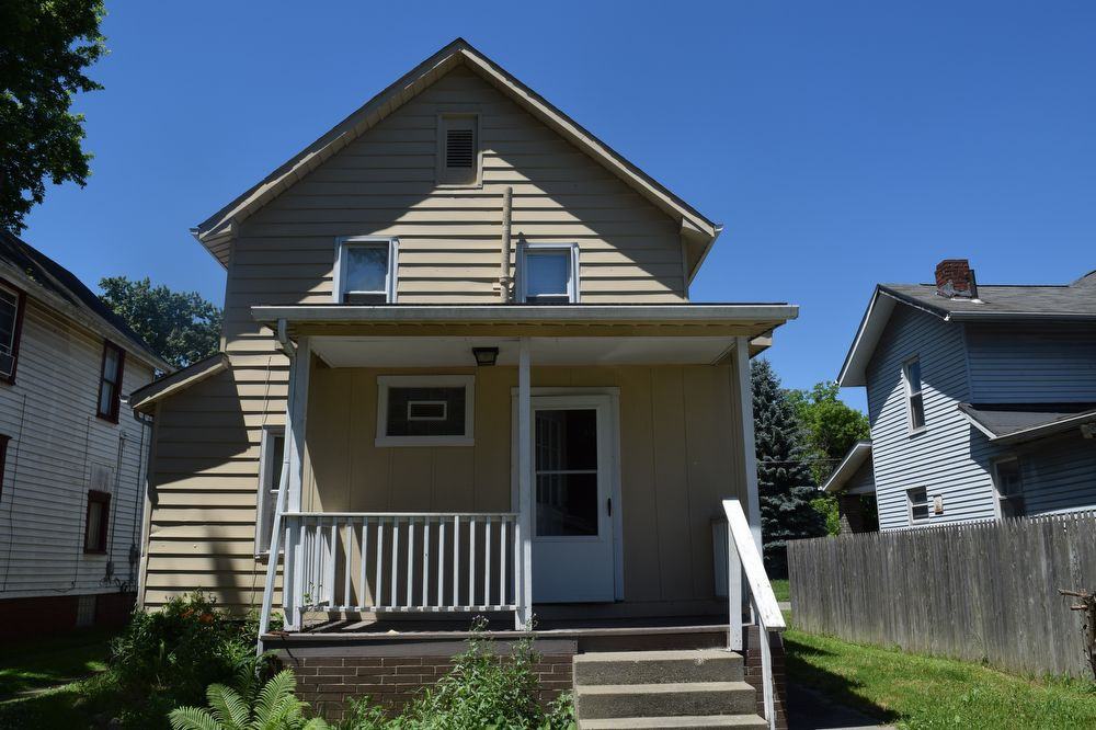 1808 Superior Ave NE - Photo 2 of 10