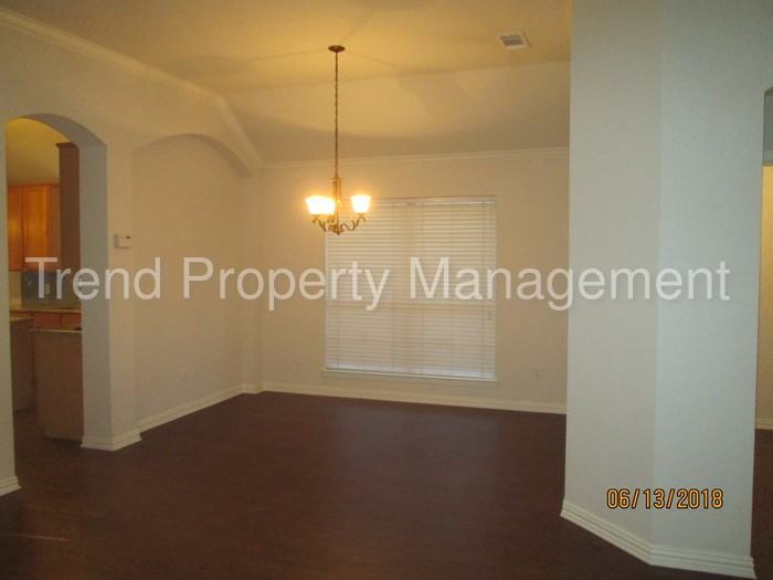 9136 Farmer Dr - Photo 3 of 16