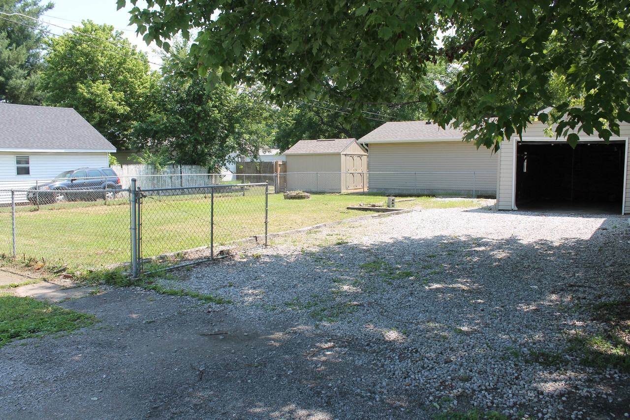 901 E Clark St - Photo 3 of 25