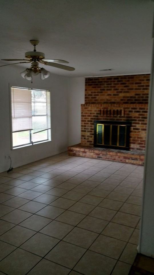703 S 9th St - Photo 3 of 4